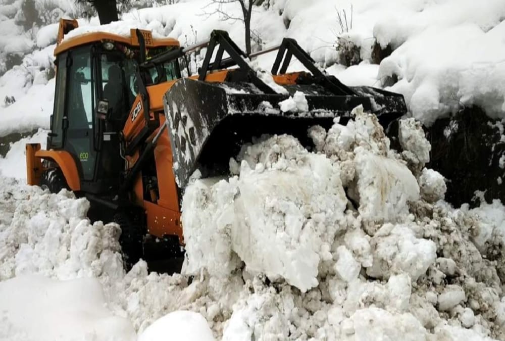 Army And ITBP Soldiers Remove Heavy Snow from Niti and mana Highway See Photos