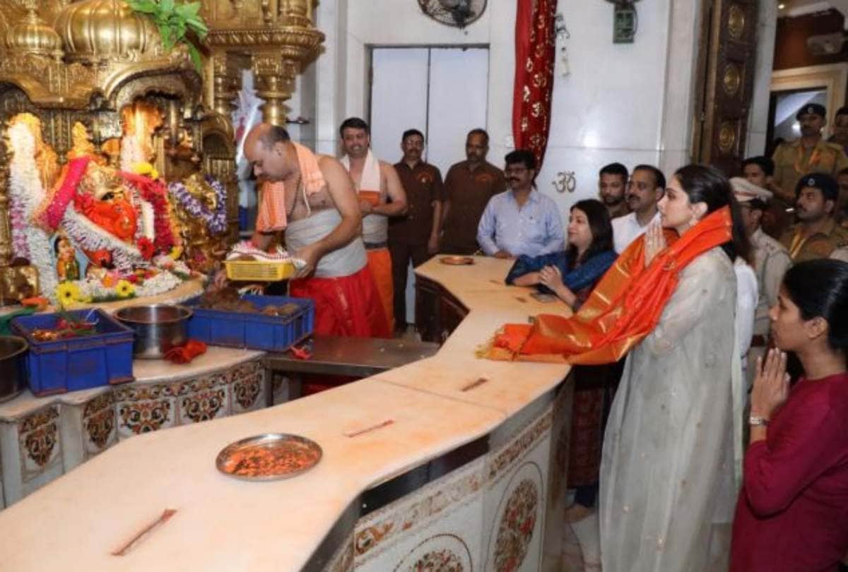 deepika padukone reached siddhivinayak temple on the day chhapaak release