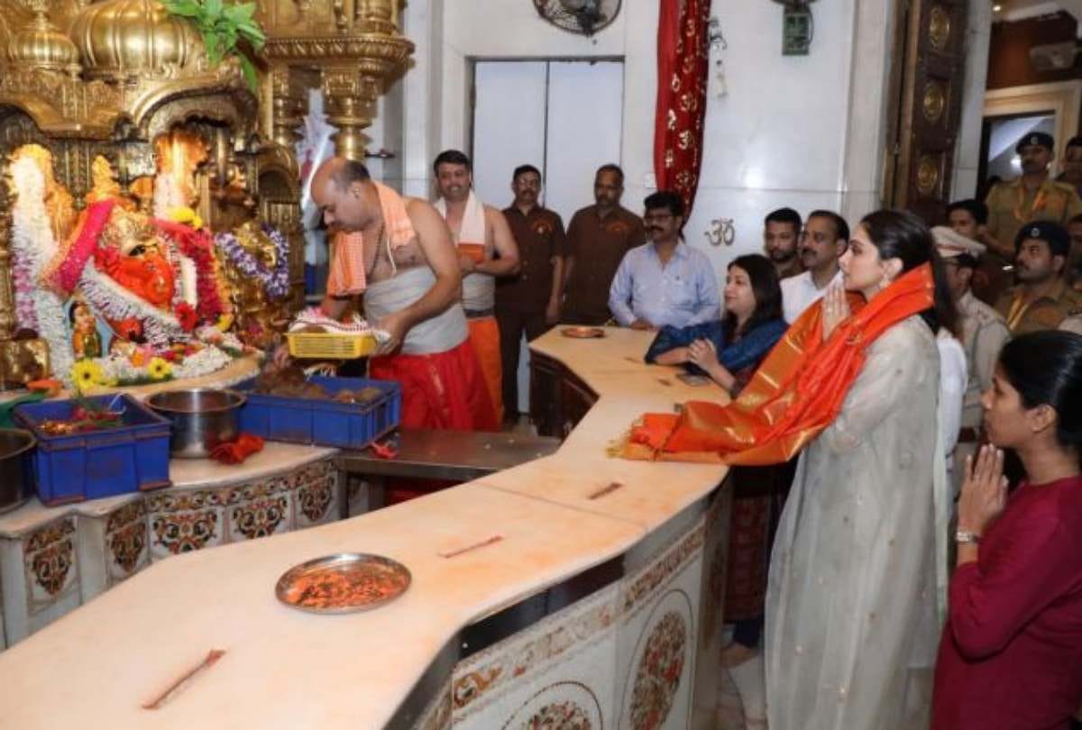 deepika padukone reached siddhivinayak temple on the day chhapaak release