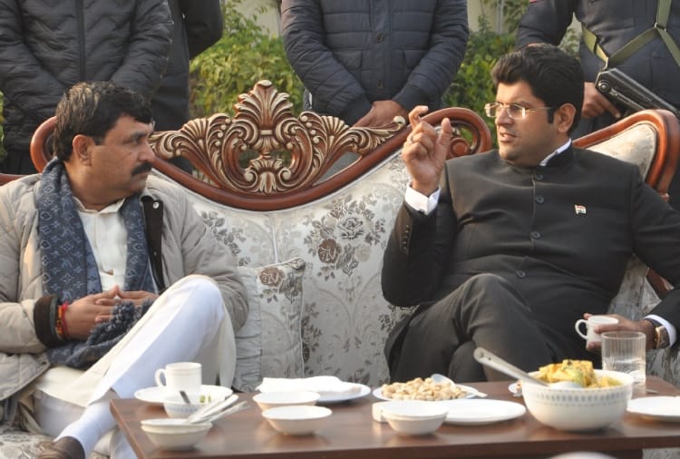 Deputy CM Dushyant Chautala reached  MLA Balraj Kundu's farm house