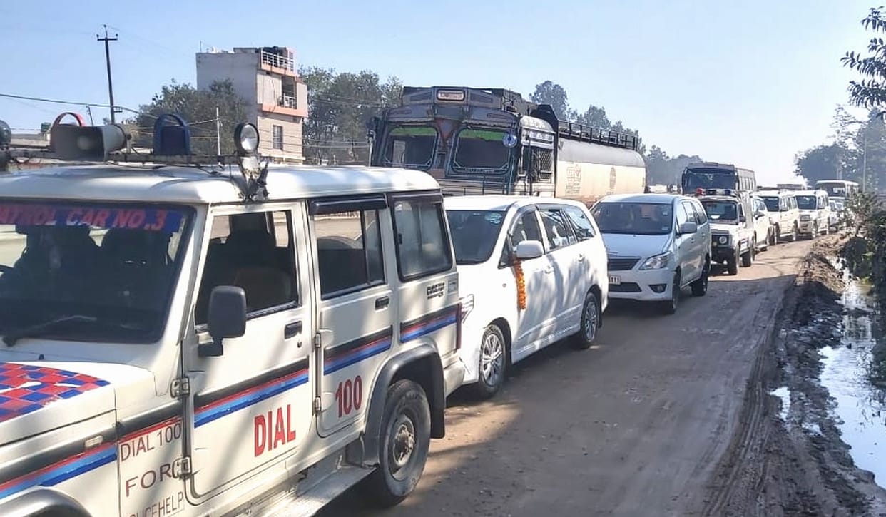 The cabinet minister caught in the jam, the police ran, the jam was opened