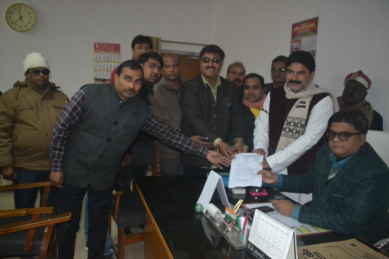 madhyamik teacher give gyapan to dm
