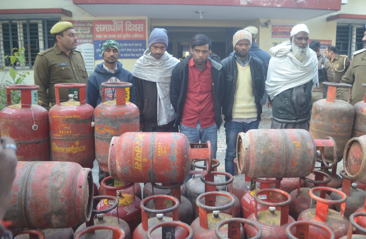 60 cyleder of theft recovered, five accused arrested