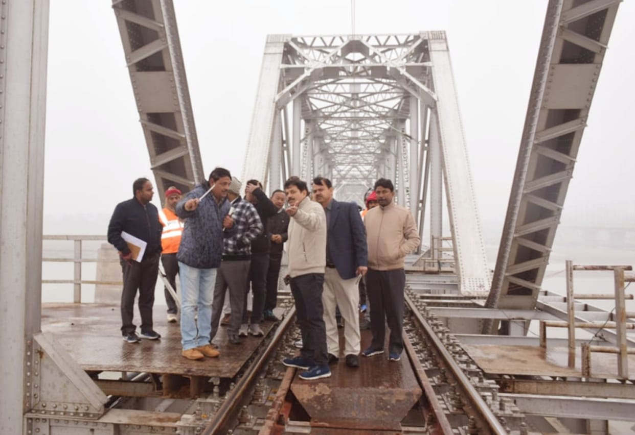 train, special, speed, kasganj,