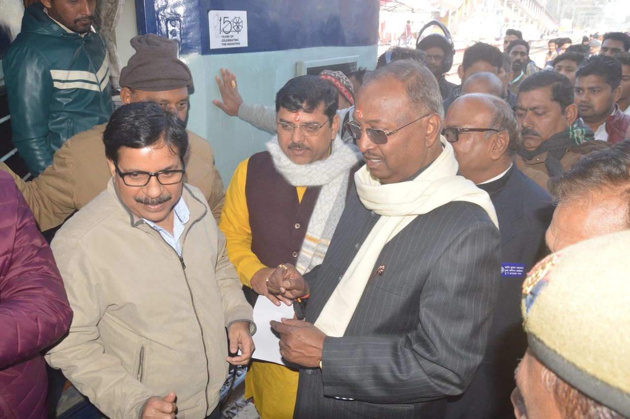 Hathras: Sadar MLA and Municipal President demanded extension of stoppage of trains