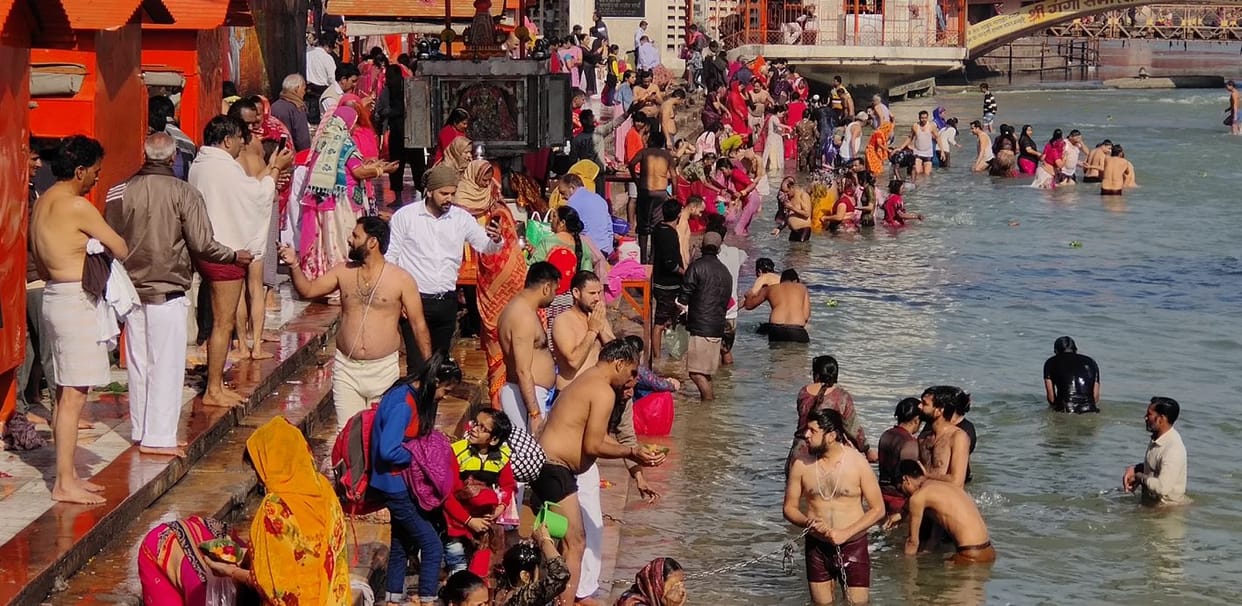 Devotees bathe Ganges on Paush Purnima