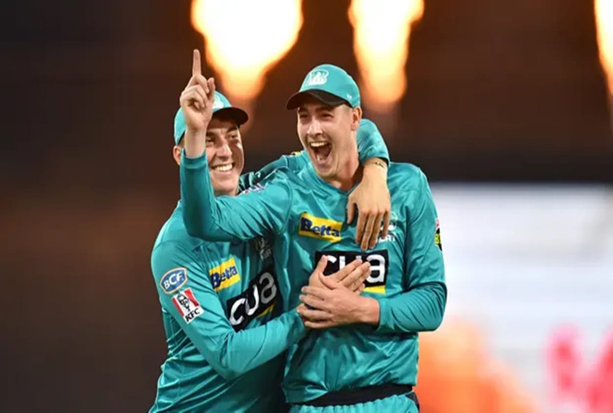 VIDEO: Unique Relay Catch At Boundary Of Mathew Wade Grows Controversy In BBL