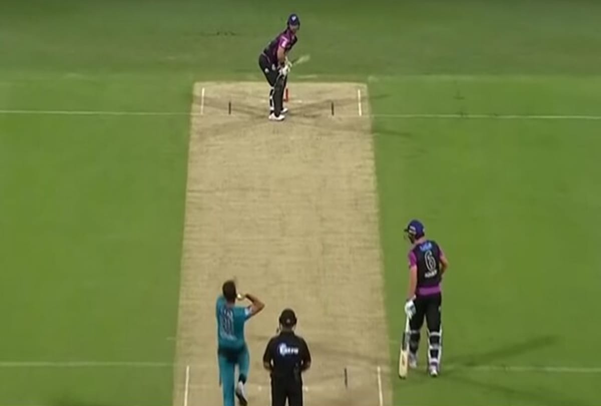 VIDEO: Unique Relay Catch At Boundary Of Mathew Wade Grows Controversy In BBL