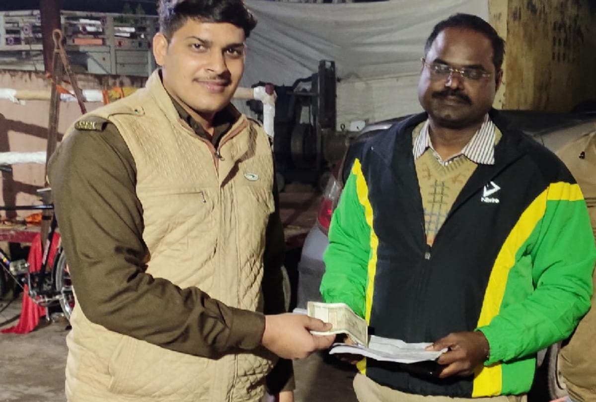 gorakhpur honest soldier amount returned