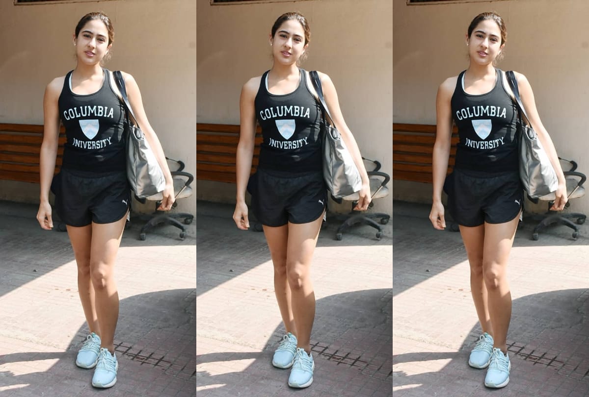 sara ali khan helps a needy person with money outside temple in mumbai