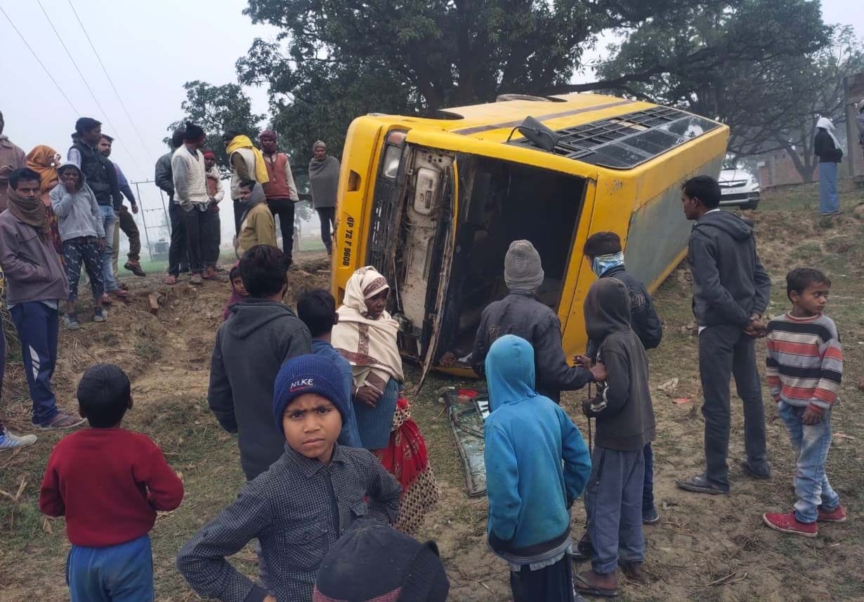 School bus overturned, nine children injured, villagers pulled out all by breaking glass