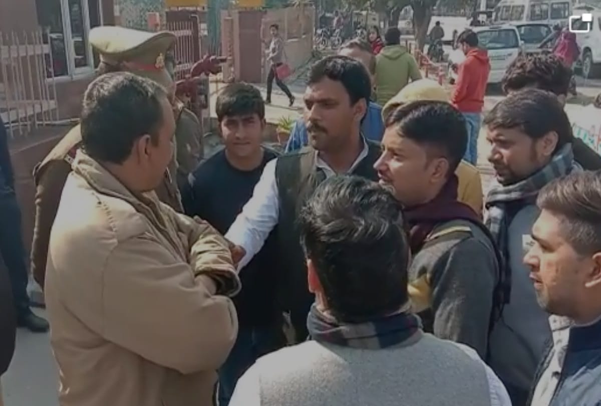 SP leaders went spice mall noida to see chhapaak movie police sent them back