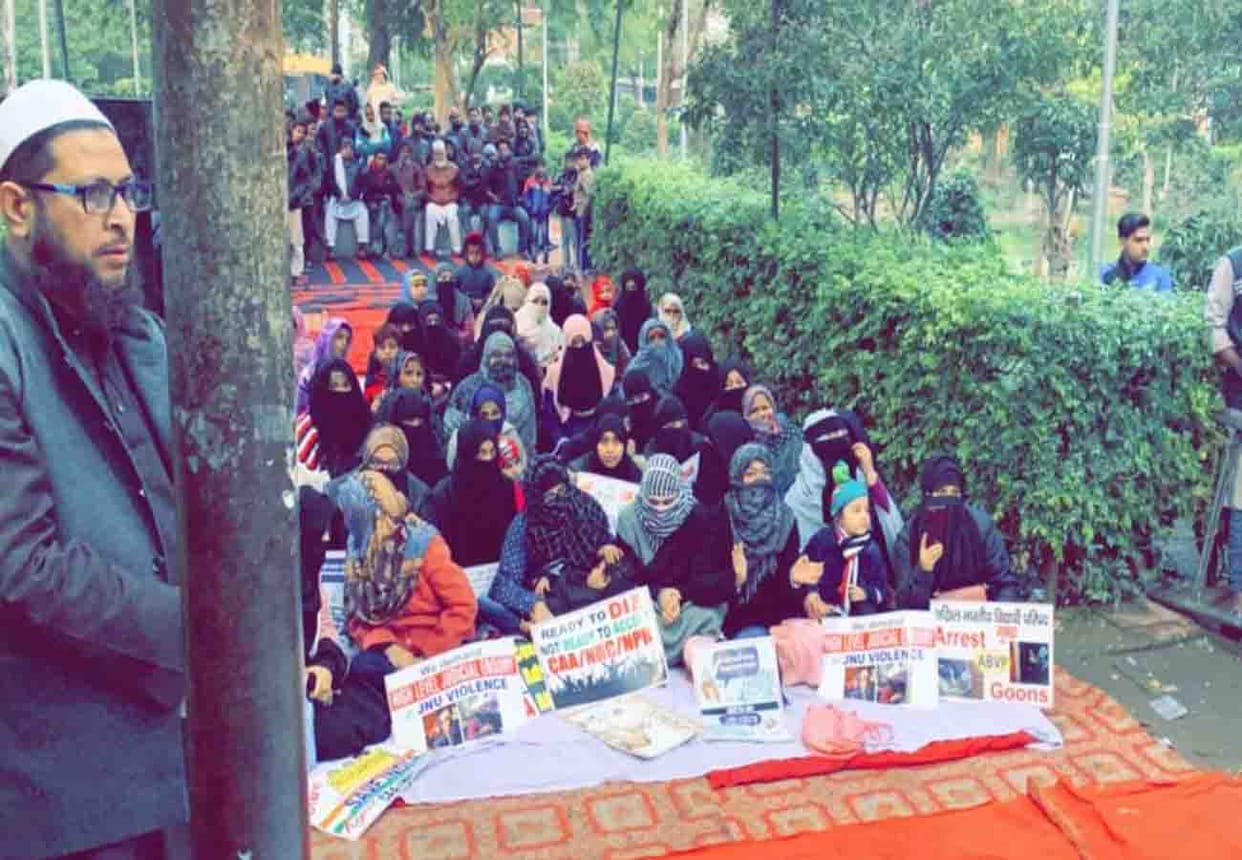 Opposed CAA by flying kites in Haleem College