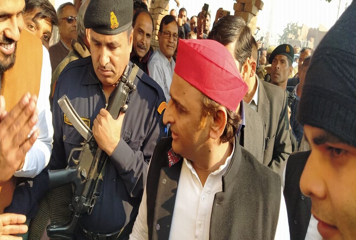 war of words between Akhilesh and Subrat Pathak for dimple yadav