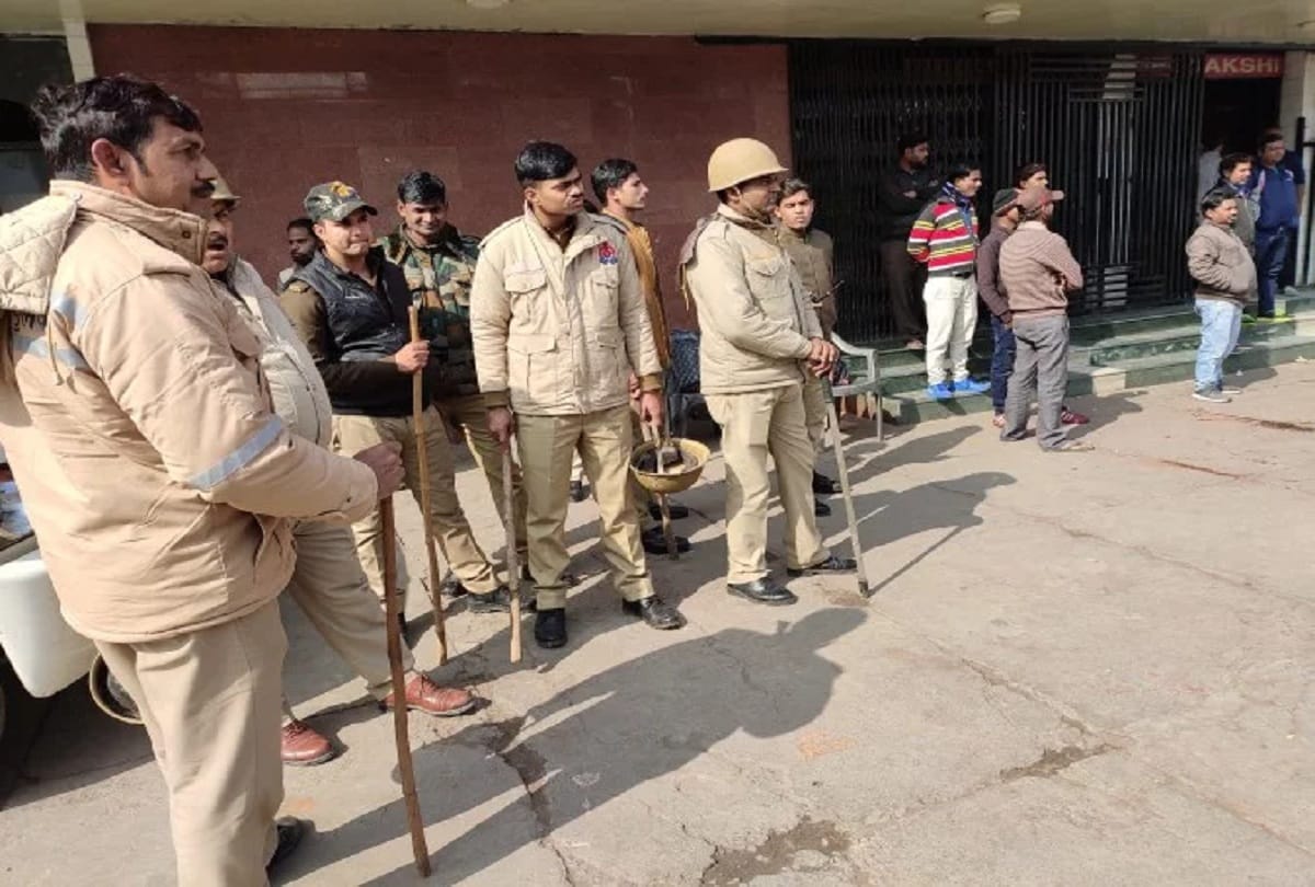 Chhapaak film not released in Aligarh SP leaders protest against viewers sad