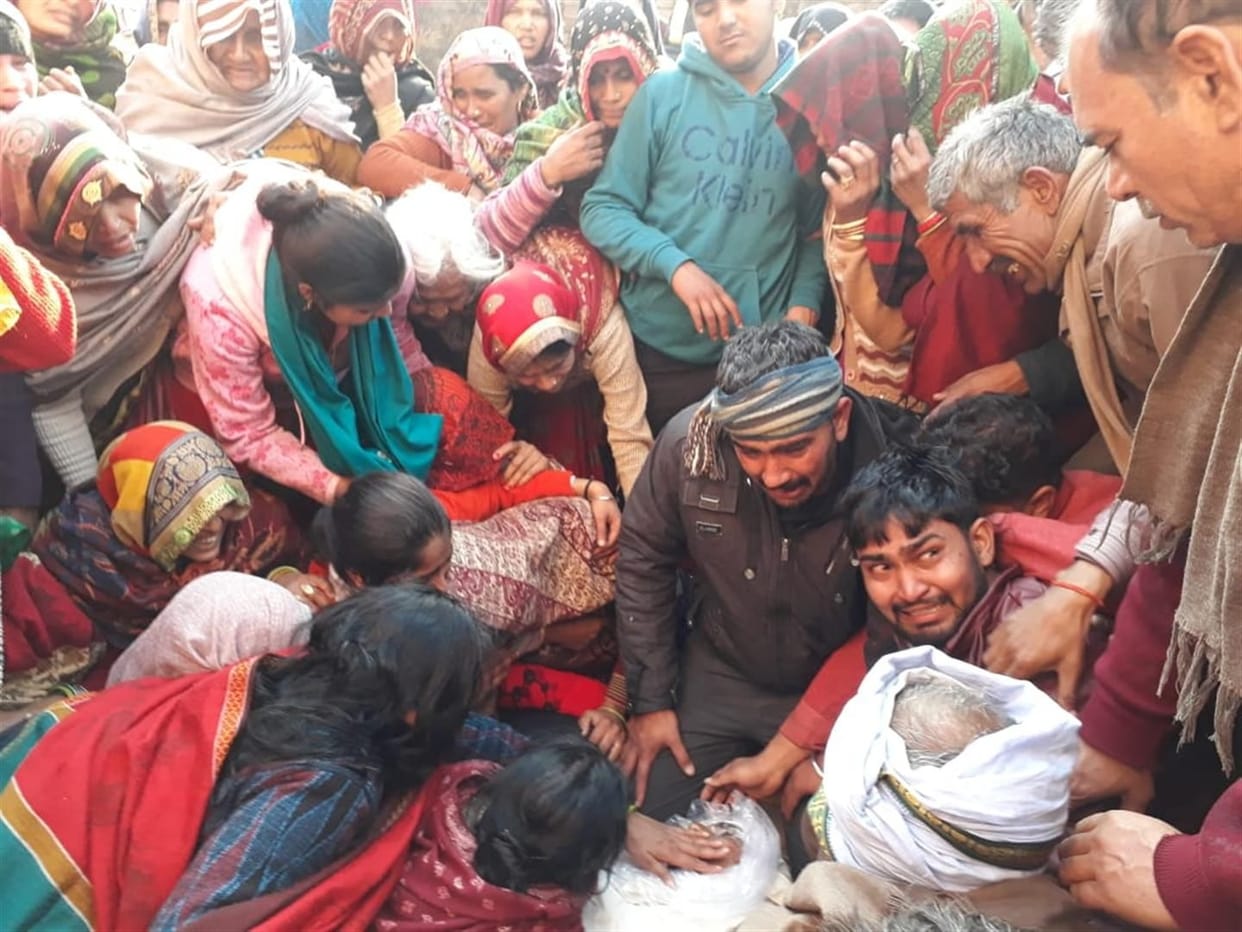 Hathras: Two bike riders lost their lives in the bull, chaos in the village