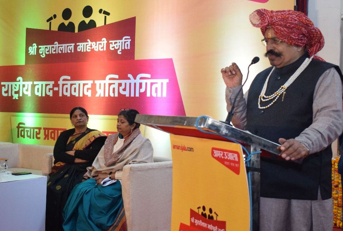 Guests boosted the spirits of the students in Debate Competition
