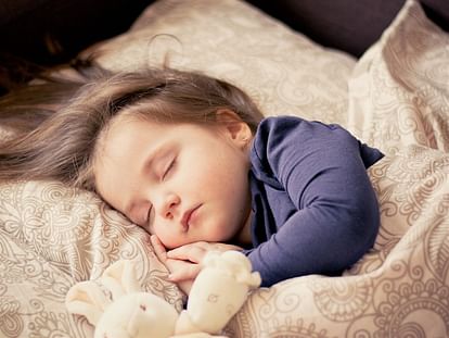 Parenting Tips Child Right Age To Sleep Alone And Parent Should Stop Sleeping With Kid in Hindi