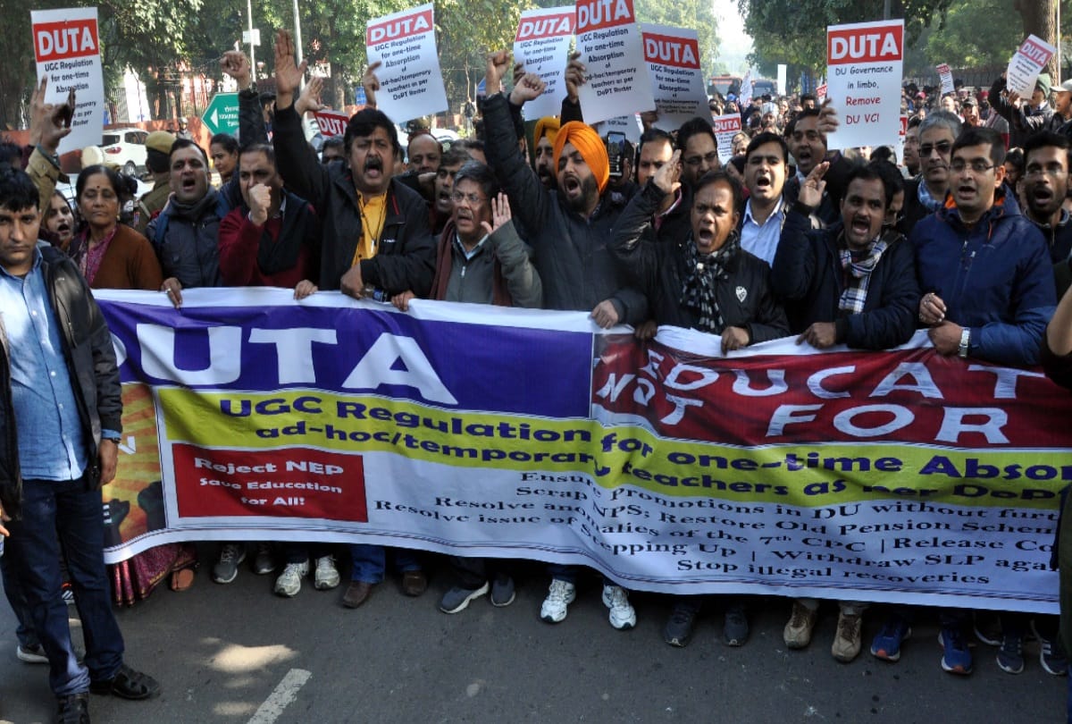 Delhi university teachers march mandi house to jantar mantar slogans of ladenge jeetenge raised