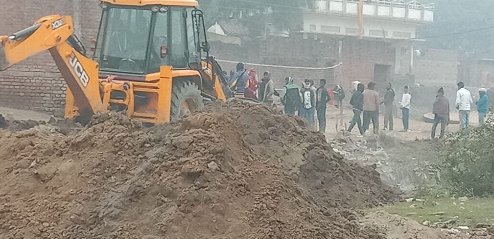Illegal mining of soil being done in Poramufti area