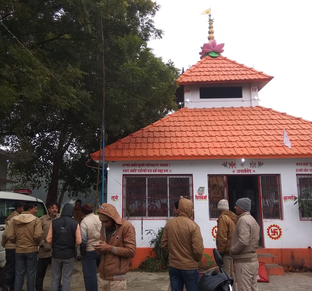 Jewelery worth 25 lakhs stolen from temple in Prayagraj