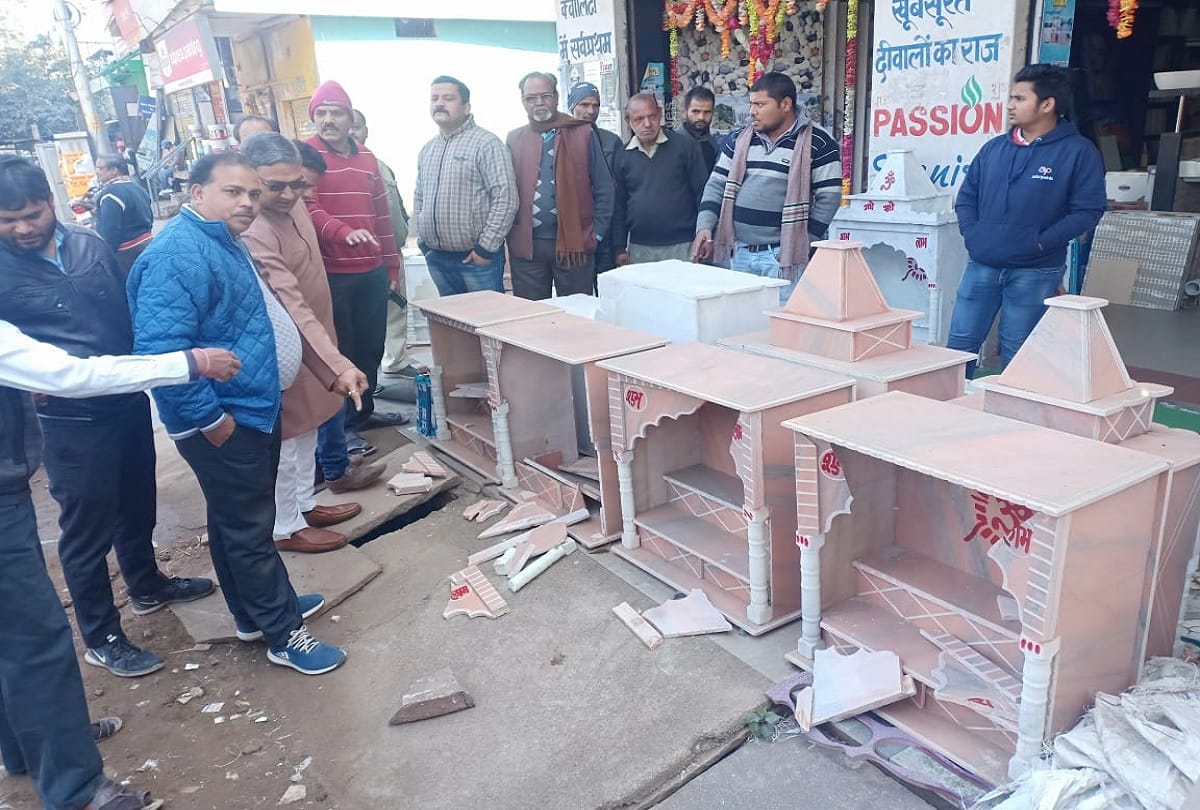 Jhansi miscreants break wooden goods of shops trapped in CCTV footages