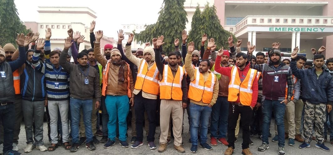muaavaje ko lekar parijanon va yoopeeda karmiyon ne kiya pradarshan
