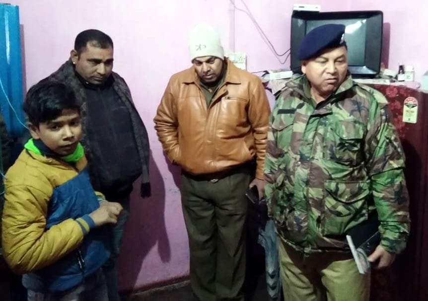 saadhe chaar laakh rupaye ke alaava jevar le gae chor
