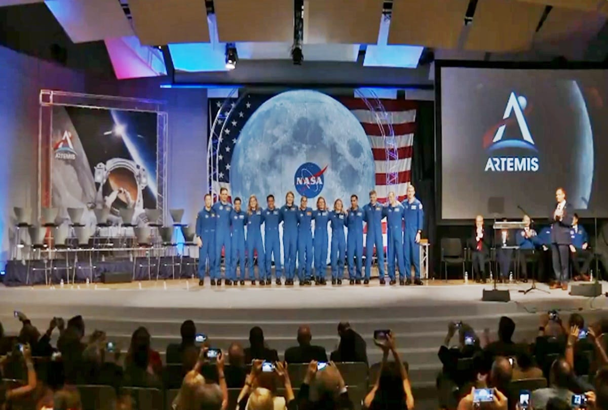 NASA New Astronauts completed basic training 13 scientists who Will go to mars