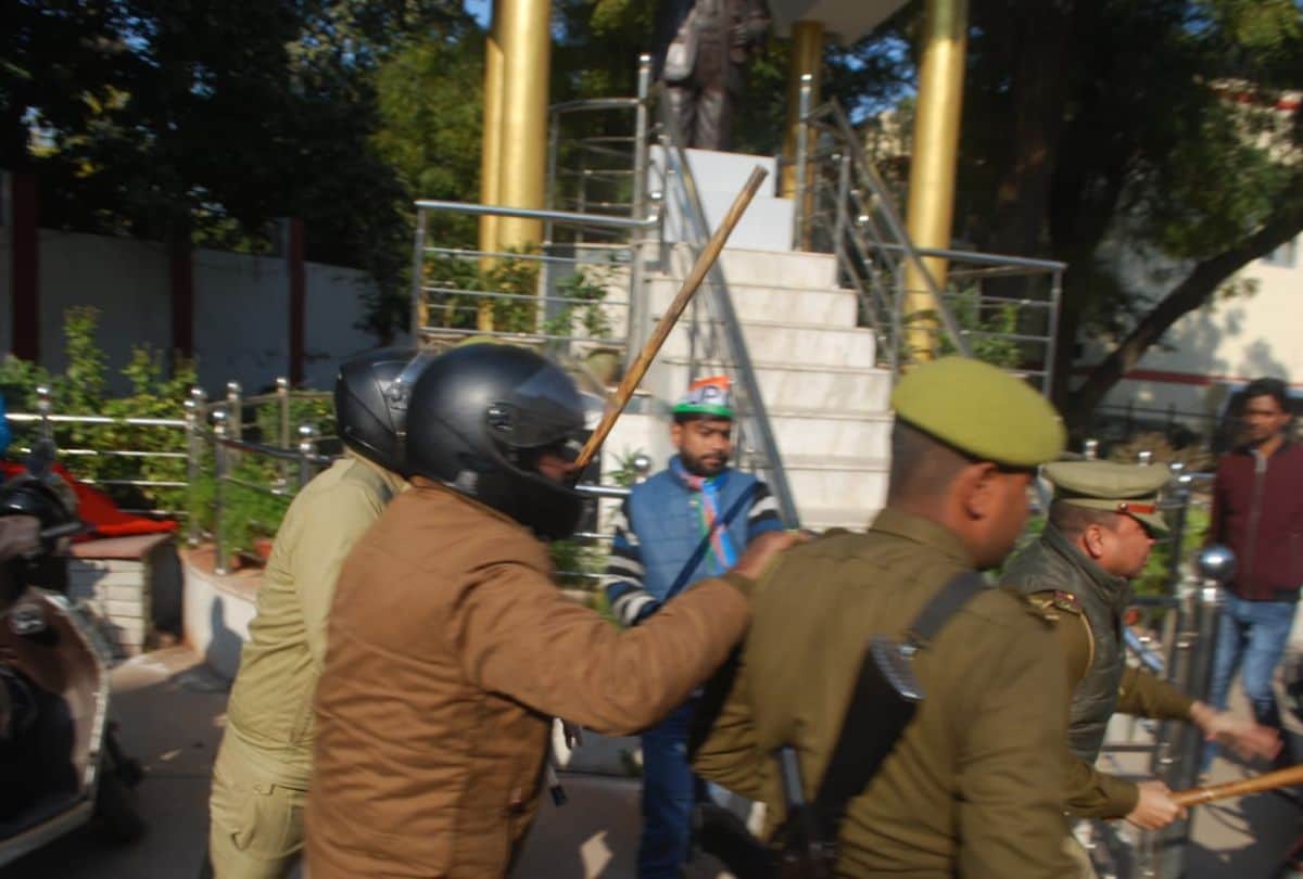 Protest In Dbaru Police Lathi Charge on Abvb and Nsui Workers