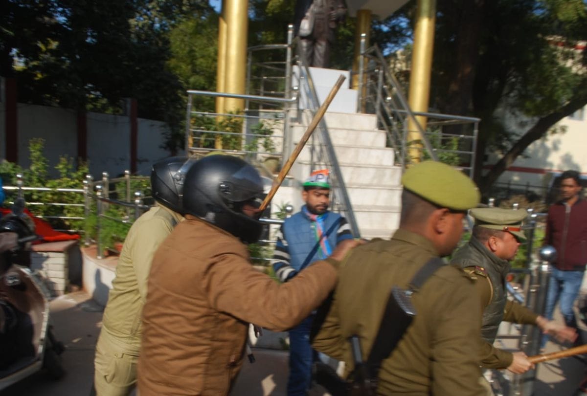 Protest In Dbaru Police Lathi Charge on Abvb and Nsui Workers