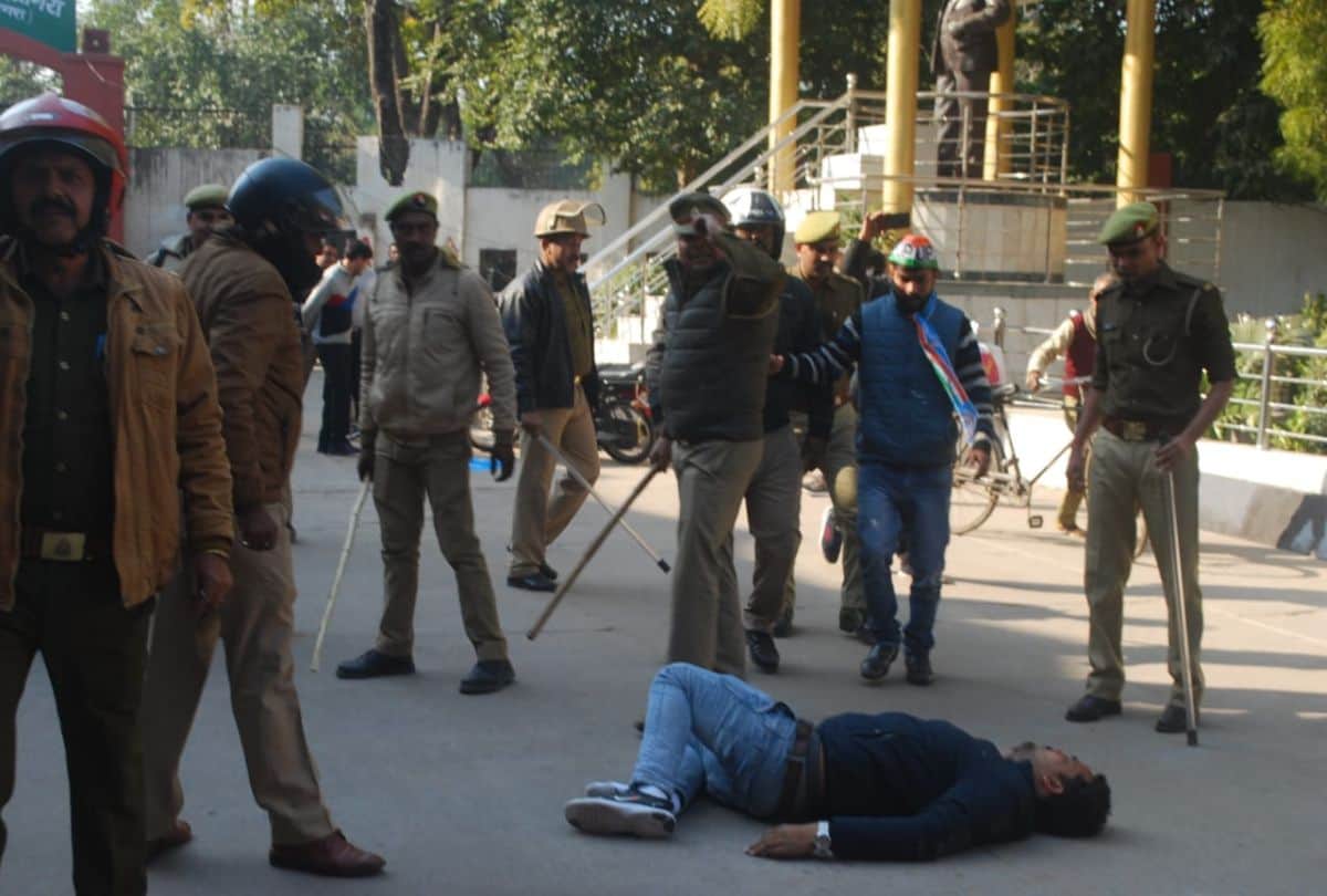 Congress leaders gave information of lathi charge on NSUI to Priyanka Gandhi in University