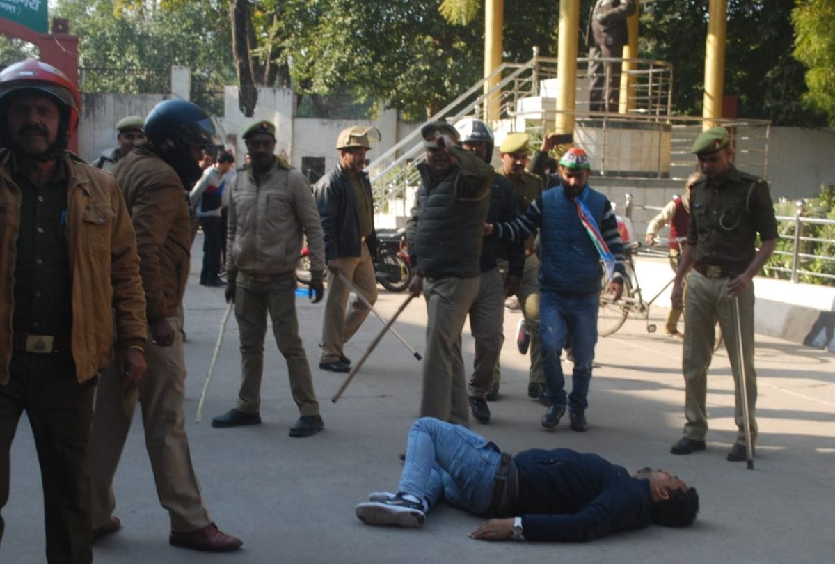 Protest In Dbaru Police Lathi Charge on Abvb and Nsui Workers