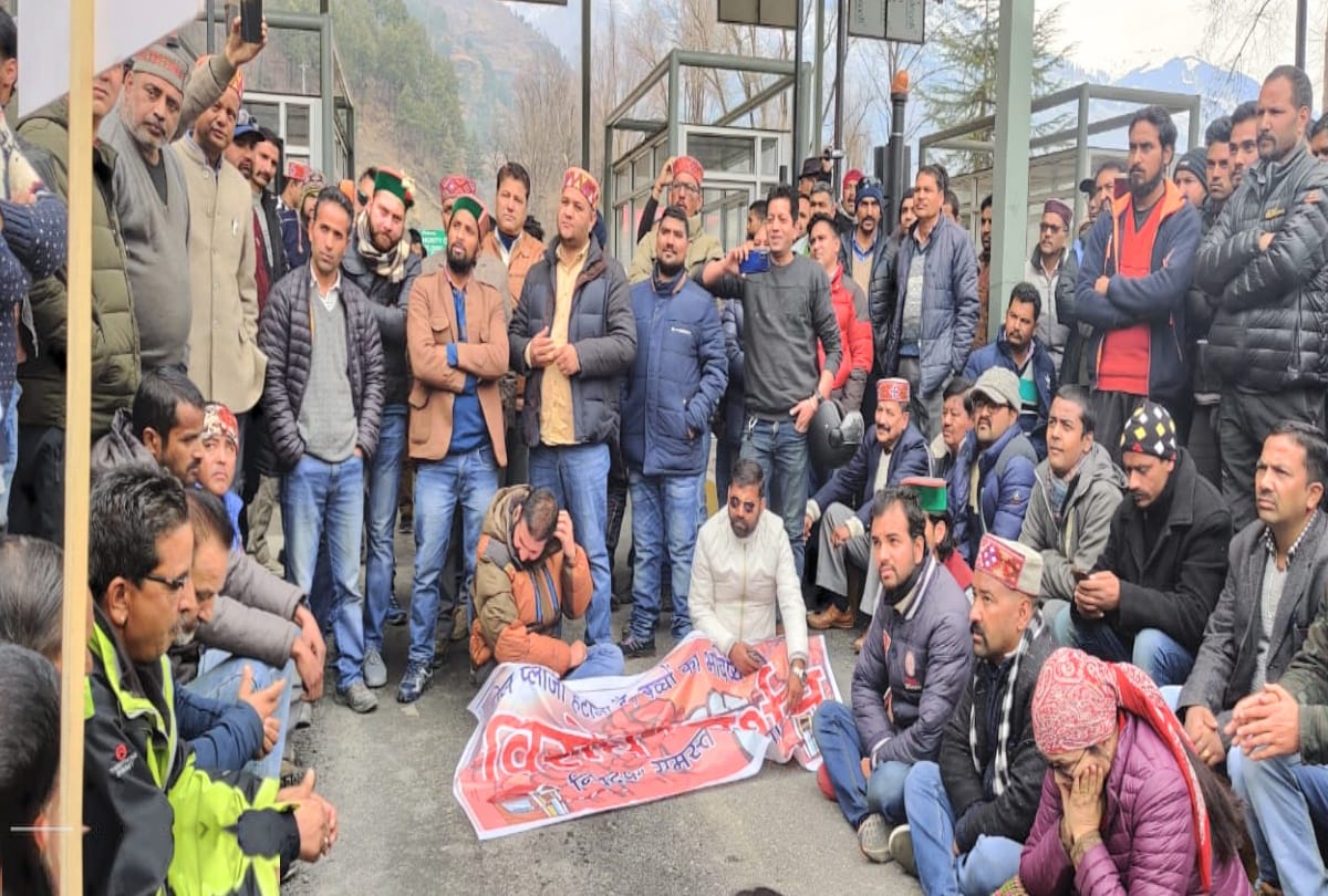 people protested against nhai and demands to remove toll plaza at kullu