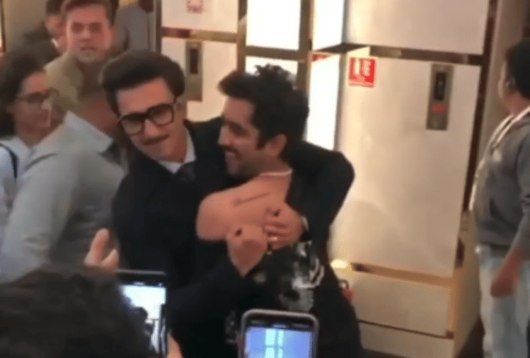 ranveer singh shows fan tattoo ranveerian on his shoulder at chhapaak premiere