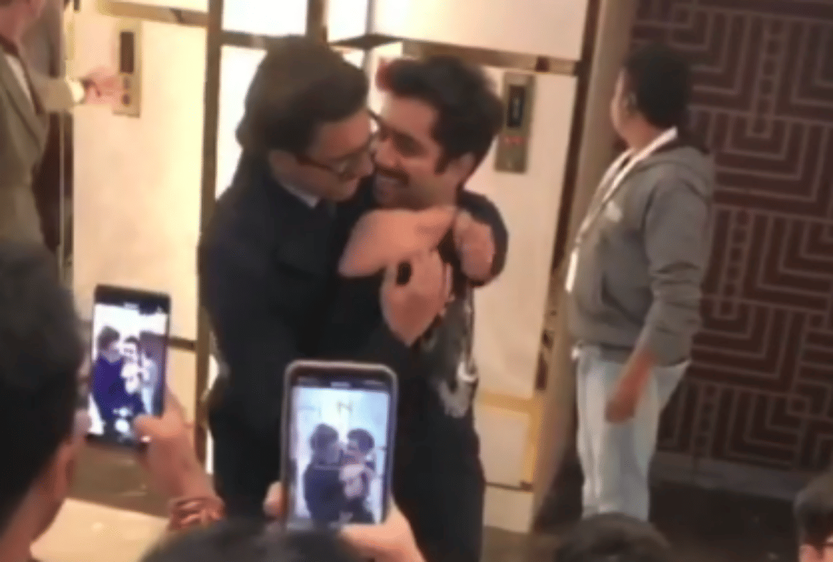 ranveer singh shows fan tattoo ranveerian on his shoulder at chhapaak premiere