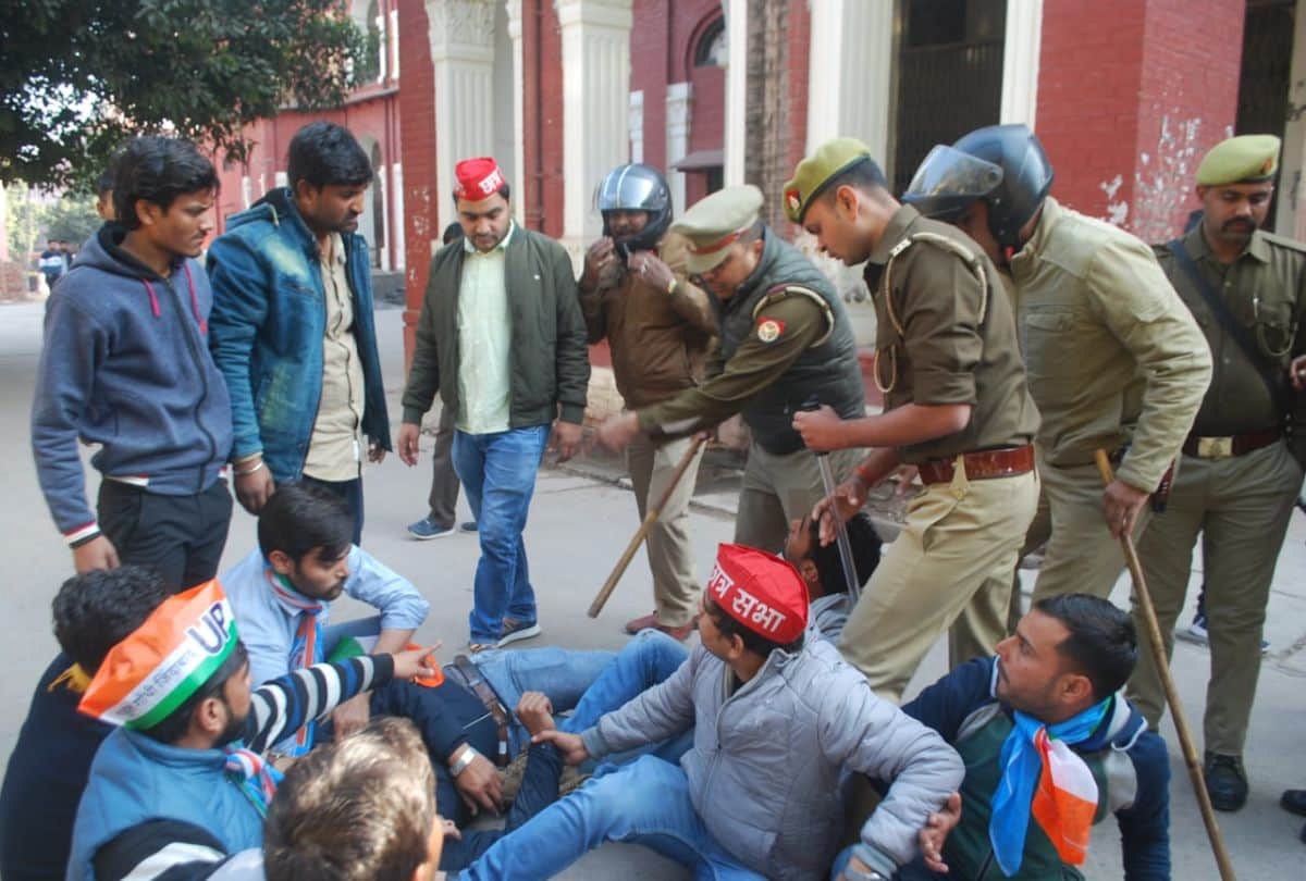 Protest In Dbaru Police Lathi Charge on Abvb and Nsui Workers