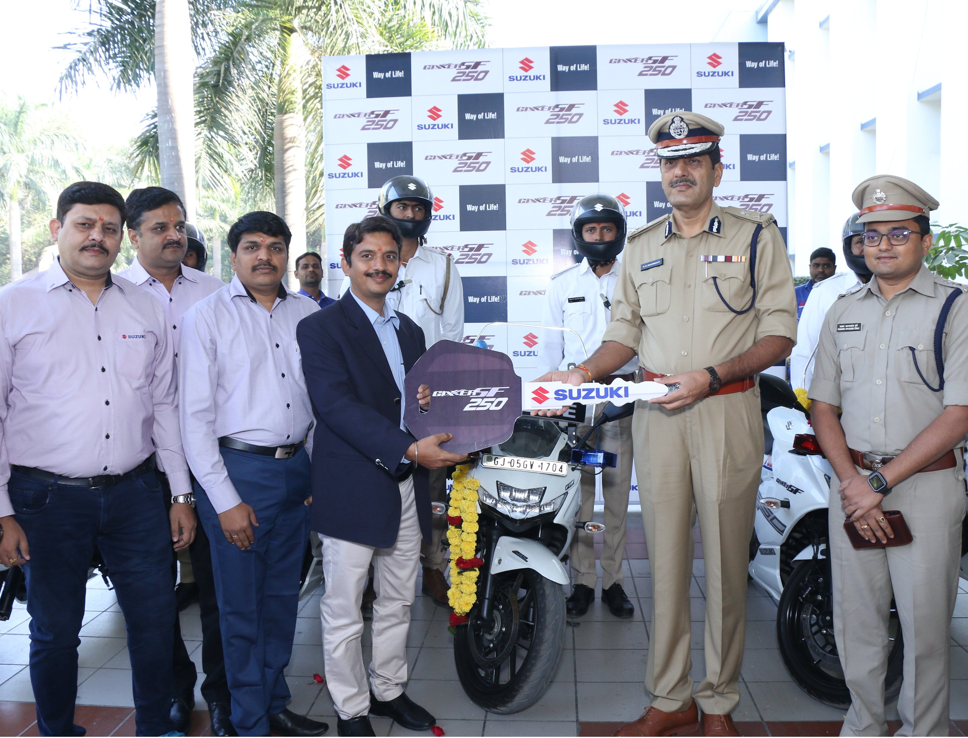 Suzuki Motorcycles India gifted modified suzuki gixxer sf 250 bikes to surat traffic police