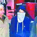 पुलिस की गिरफ्त में आरोपी (मध्य में)