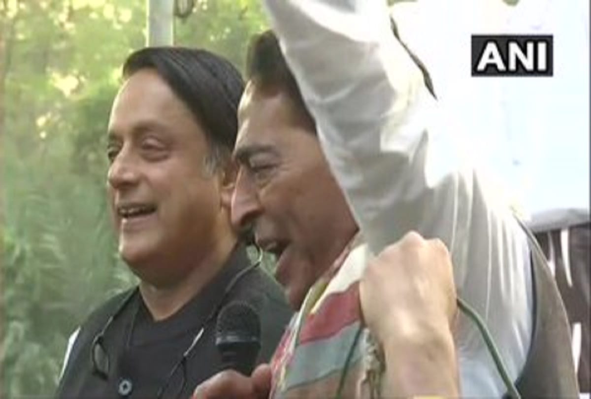 Congress MP Shashi Tharoor and State President Subhash Chopra join protest against CAA and NRC