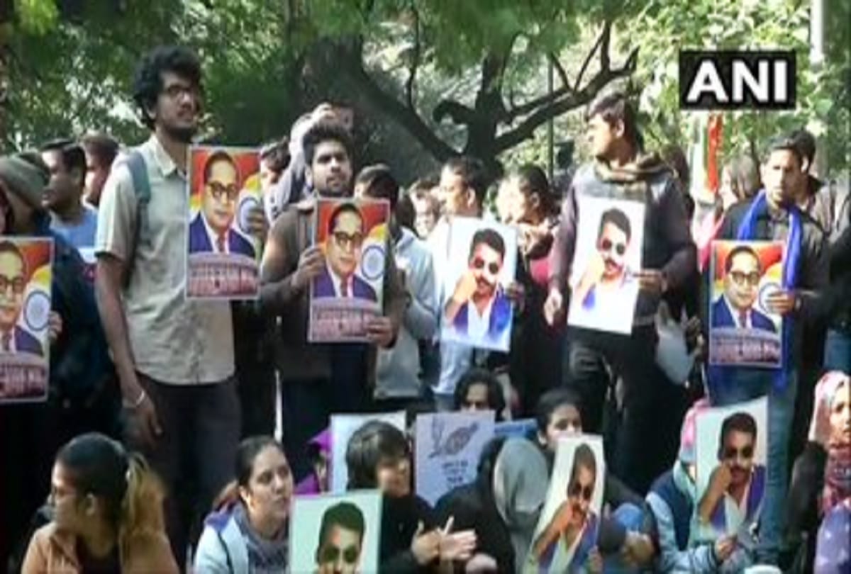 Bhim Army worker holds protest at Jantar Mantar demanding release of Chandrashekhar Azad