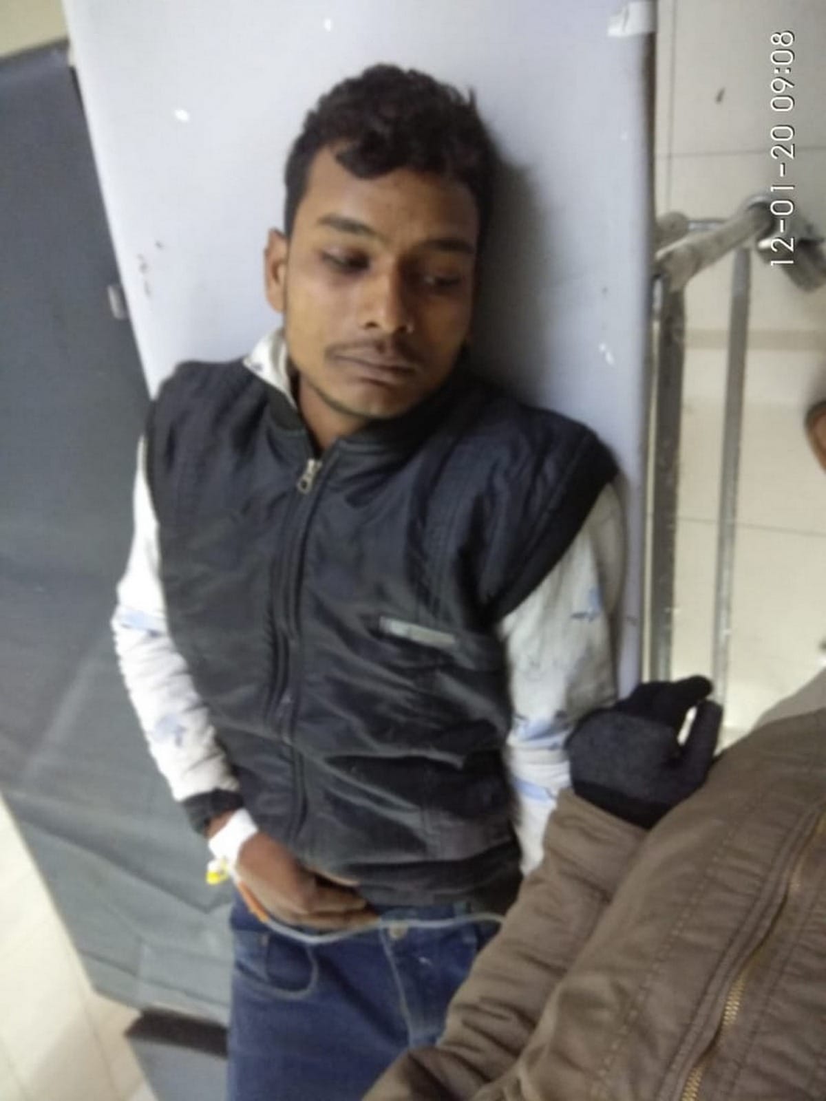 Police arrested two injured criminal in encounter in azamgarh