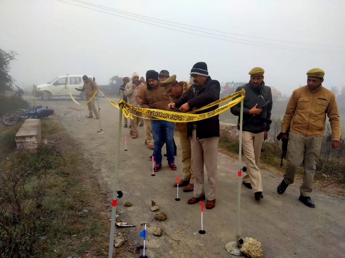 Police arrested two injured criminal in encounter in azamgarh