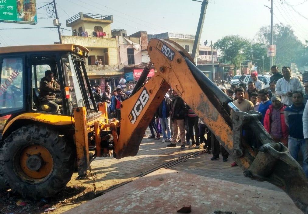 nagar panchayt displace atikraman, bysnessman warry