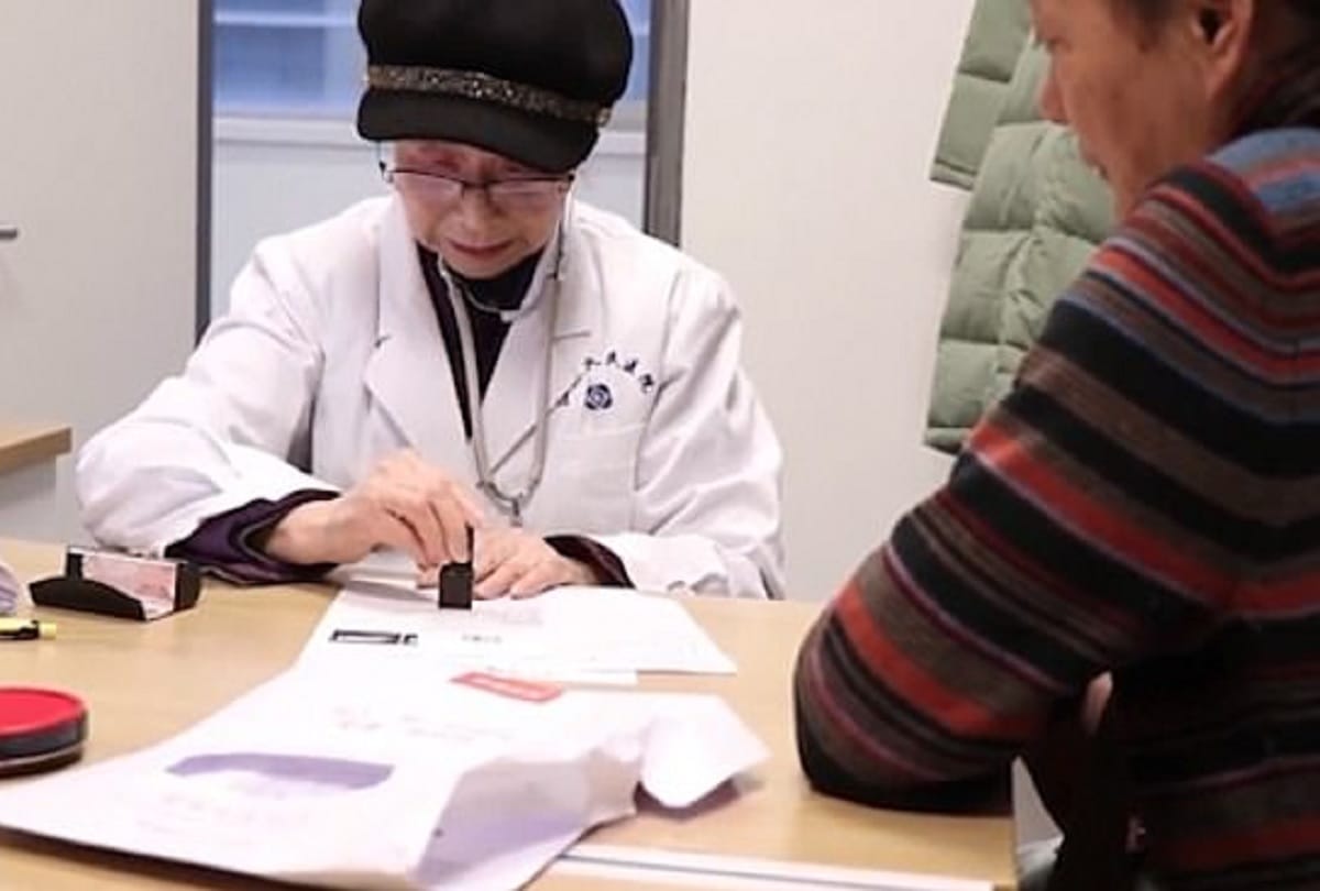 Grandma doctor Ao Zhongfang is still working at the age of 92 in china