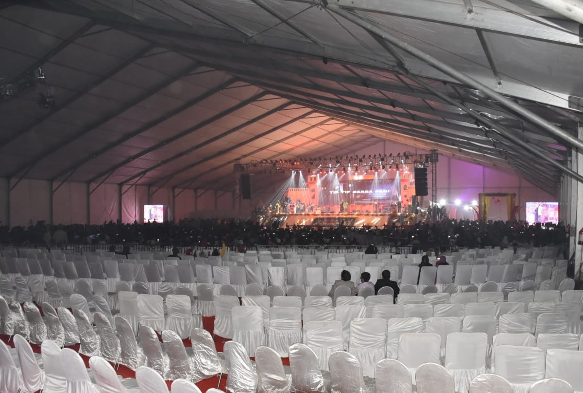 gorakhpur mahotsava bollywood singer alka yagnik live performance,but maximum chairs blank