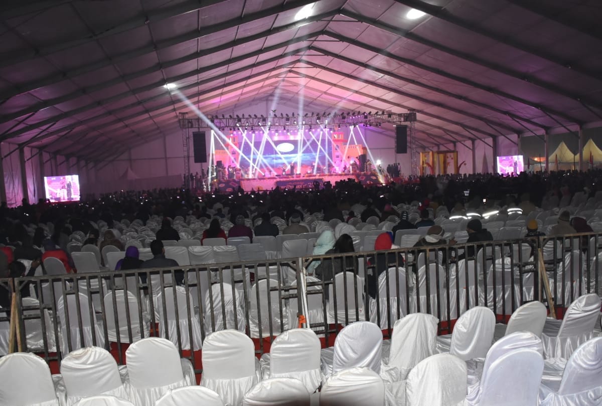 gorakhpur mahotsava bollywood singer alka yagnik live performance,but maximum chairs blank
