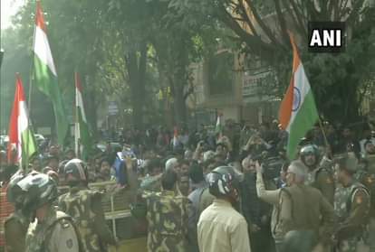 प्रदर्शन करते लोग