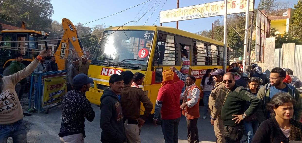 Electricity pole in Kharastrot causes jam