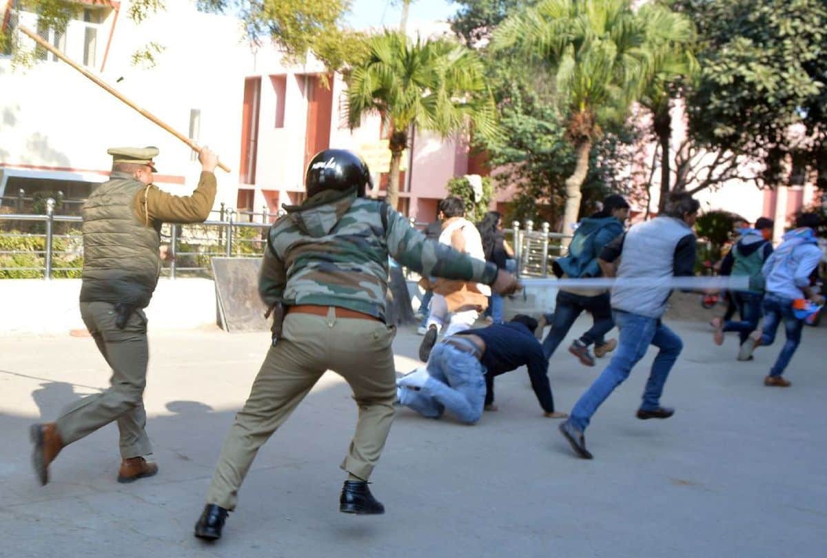 Protest In Dbaru Police Lathi Charge on Abvb and Nsui Workers